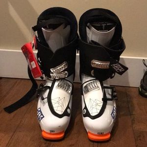 Atomic Waymaker 100 Men’s ski boots, brand new